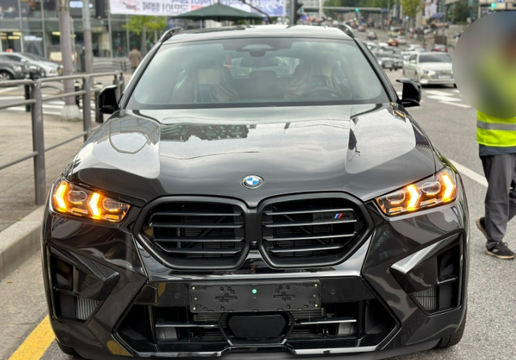 BMW X6 M 리스, 휴대폰에 저장한 차 사진이 드디어 제 출고 사진이 됐습니다
