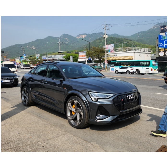 아우디 E트론 S 장기렌트, 오래 모은 음반처럼 오래 좋아하고 싶은 차